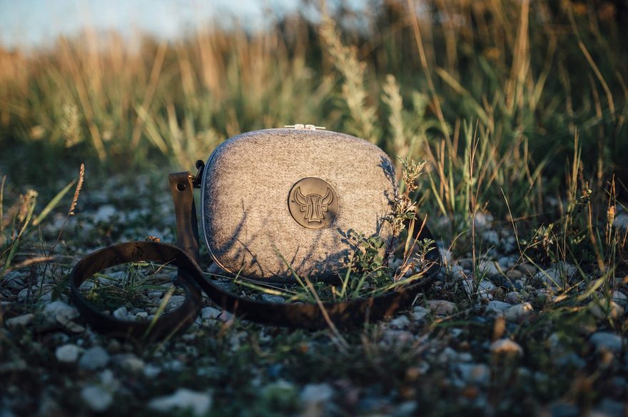 A Pürg felt bag in the grass